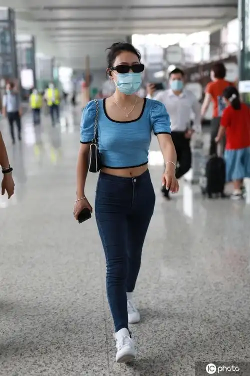 袁娅维一袭蓝色紧身bm小衫现身秀蛮腰