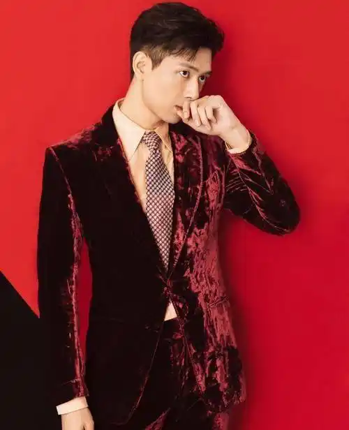 原创185cm李现和183cm张翰同是红丝绒西装造型身高不够腿长来凑