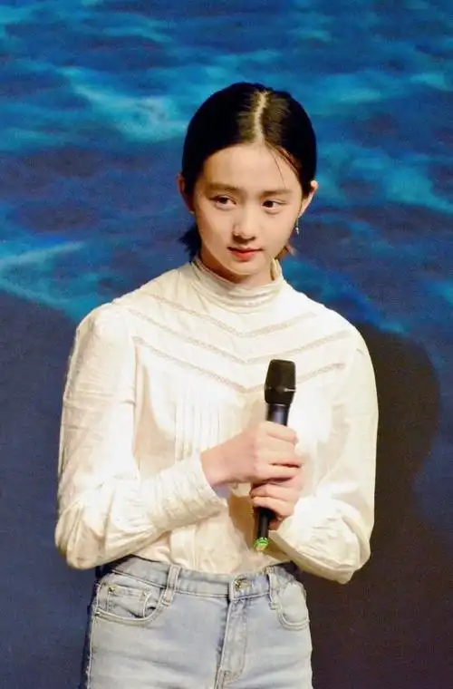 其中被提到最多的就是黄磊女儿黄多多(大名黄忆慈),大家认为她可能会