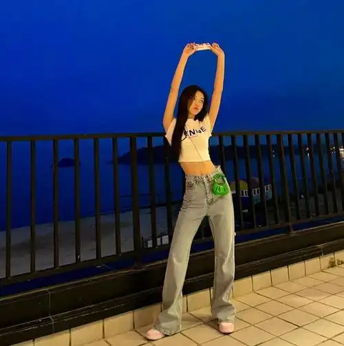 露脐t恤蚂蚁腰27岁韩国女星yooa丰满身材苗条的视觉效果