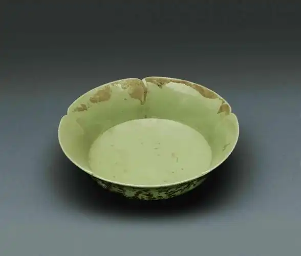 其釉色艺术风格与特征在中国瓷器史上独树一帜,秘色瓷的天青釉色正是