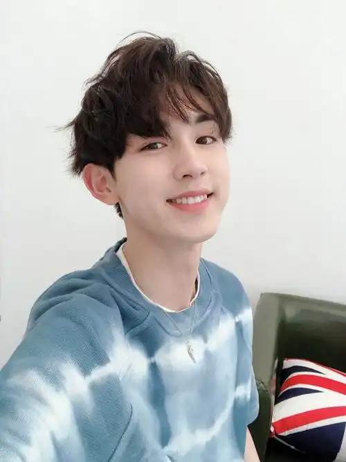 郭俊辰剧外好会穿,私服造型清新帅气,没想到钱三一是个时尚boy