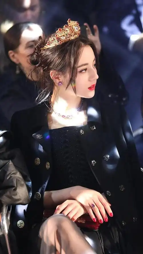 迪丽热巴若没有真功夫傍身,想必早已被穿透了.