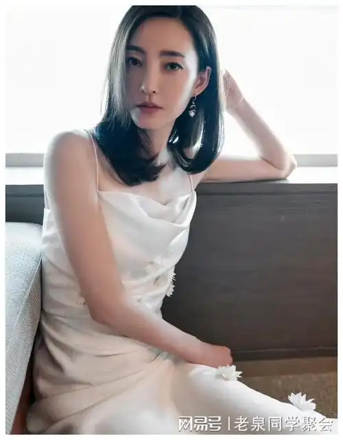 2015年12 月,王丽坤与朱亚文合作主演都市职场爱情喜剧《漂洋过海来看