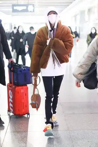 一周明星街拍精选!关晓彤厚棉服认真过冬,李沁绿色开衫清爽休闲_机场