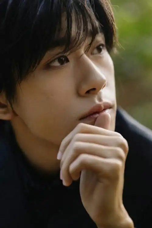 易烊千玺最新一组时尚造型写真,简单黑色西服套装,近距离侧颜怼脸拍