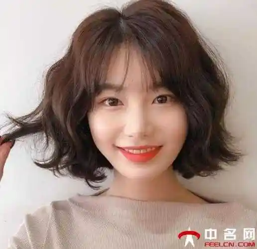 蛋卷头发型也是2021最流行的网红卷发之一,一款最具韩式风格的卷发,和