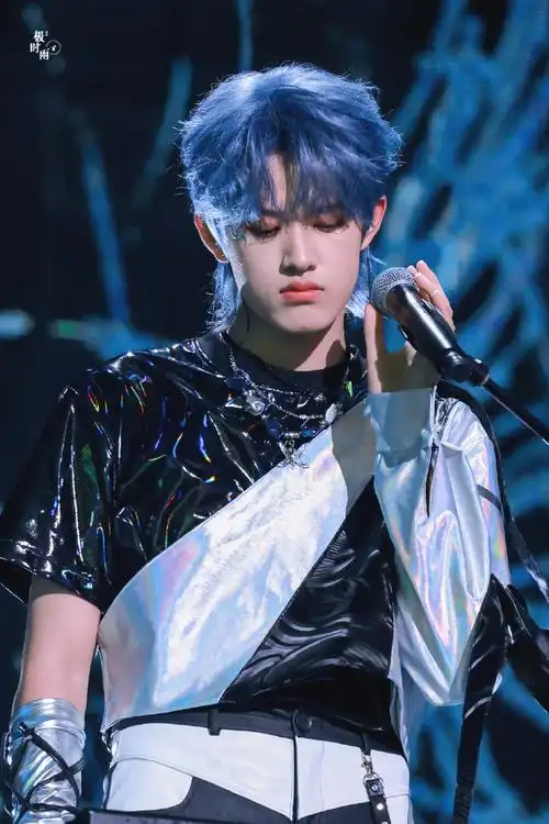 张极[超话]##tf三代大连演唱会应援##张极蓝发##张极接长发##今刃星