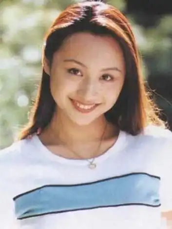 和其他主持人不一样,曹颖能成为央视主持人,不靠好看的学历,完全是