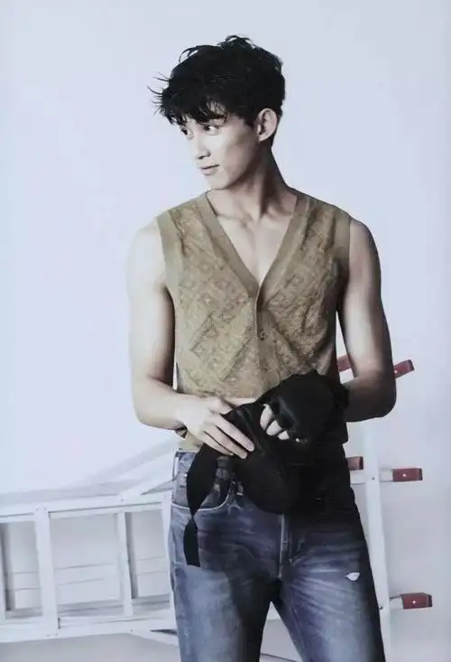 吴磊弟弟真的长大了他上综艺吊威亚瞬间尴尬了