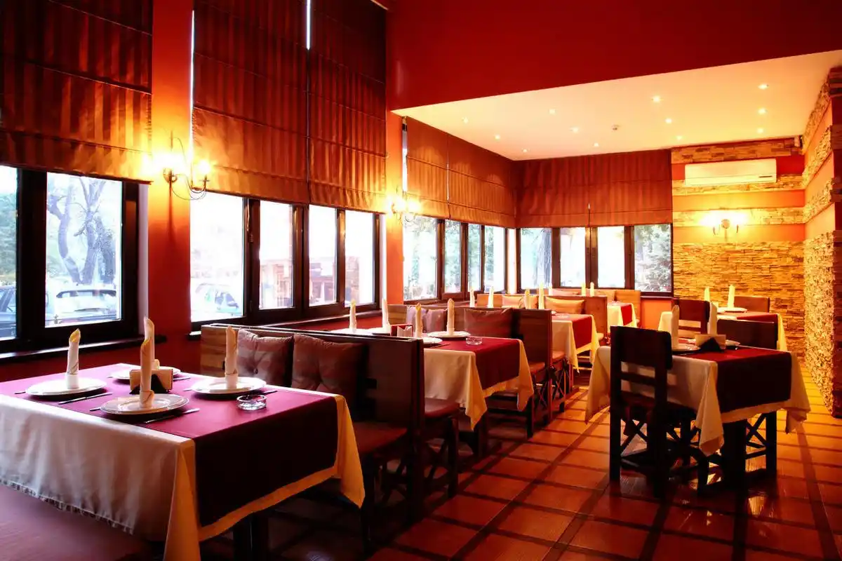 餐厅饭店西餐厅餐厅内部黄色灯光高档餐厅