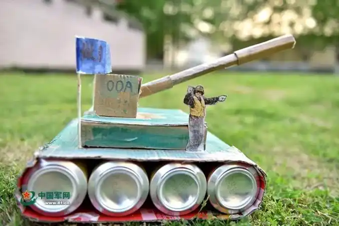 江南都市报手工制作武器装备模型 在军营手工作品展上 手工达人们也