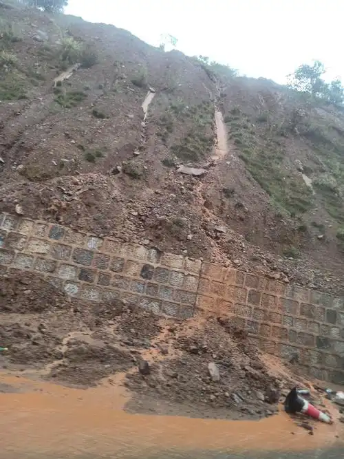 山体滑坡,落石,危险无处不在!