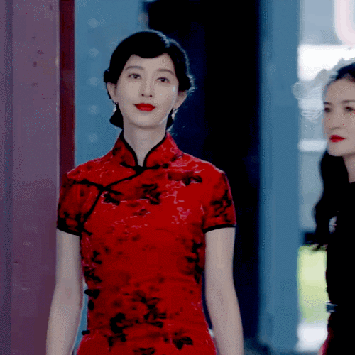 张俪重现远大前程小阿俏造型##张俪时隔五年穿旗袍对比图