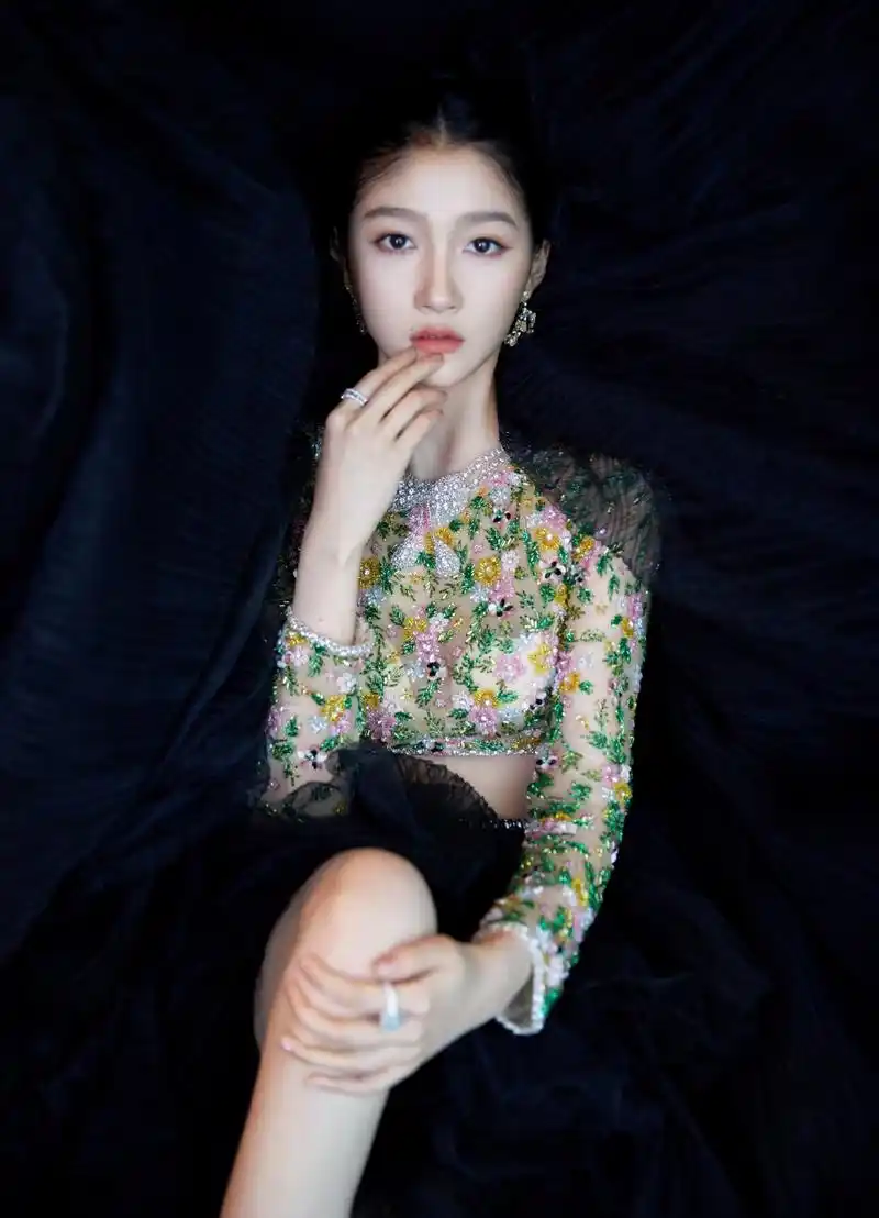 关晓彤穿黑天鹅拖尾长裙 秀纤长美腿气质优雅迷人