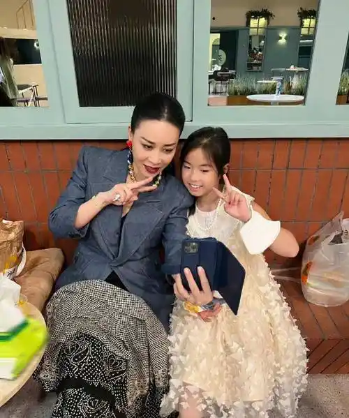 黄奕带女儿成功追星,与那英比剪刀手,坐在郭采洁腿上显腼腆_黄芊玲