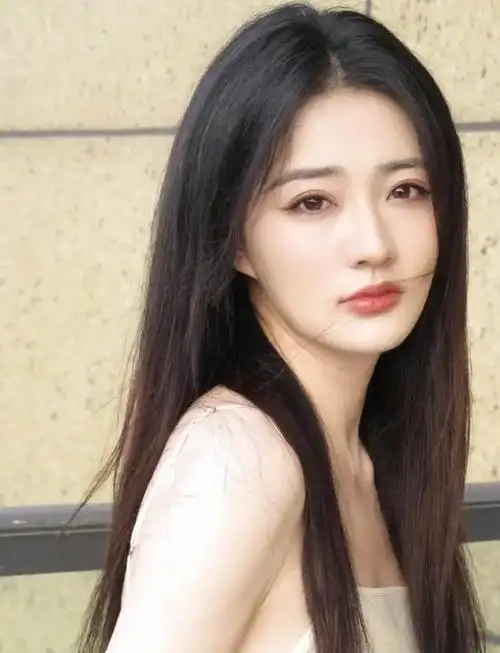 29岁徐璐恋情疑曝光与小5岁吴崇轩逛园区街头搂腰拍照超甜蜜