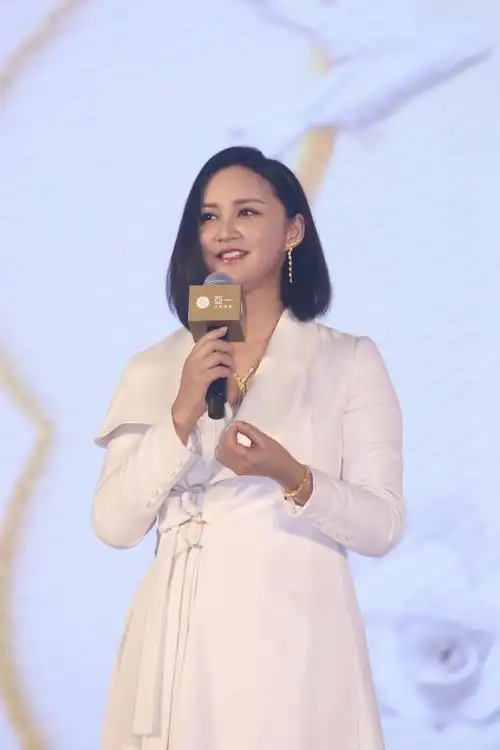 张歆艺产后发福出双下巴,初次外出离开儿子很不舍