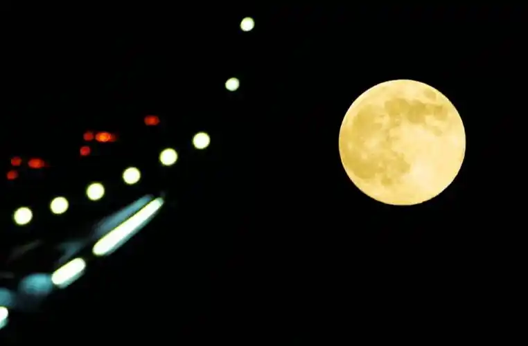 同时提醒大家,别忘了看,今年中秋月亮"瘦"了!