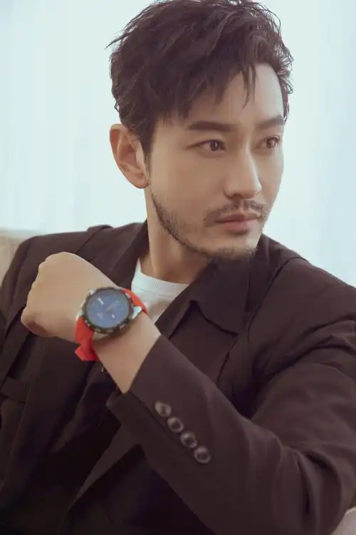 黄晓明蓄胡帅气显男人味 对镜招手憨笑萌态十足