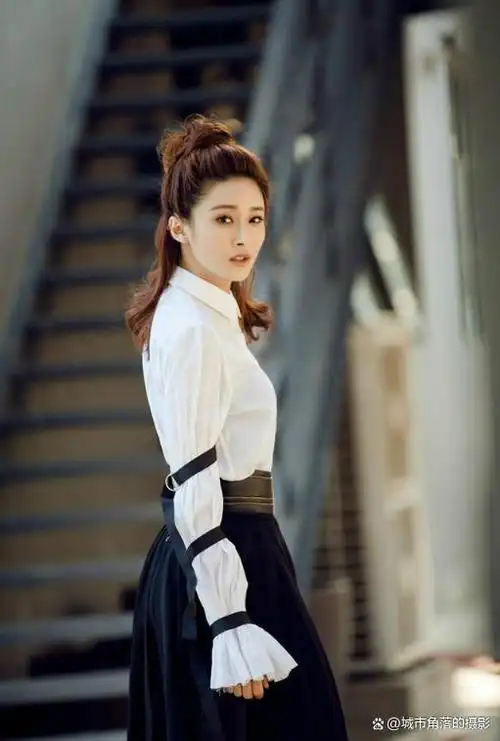 陈冰是一位有着富裕家庭背景和优秀唱功的歌手,她曾在2014年参加