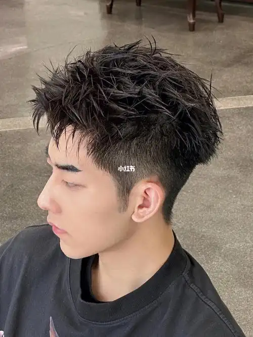 效果也是很凌乱蓬松自然好打理钢夹烫正常是可以维持三个月以上的这款