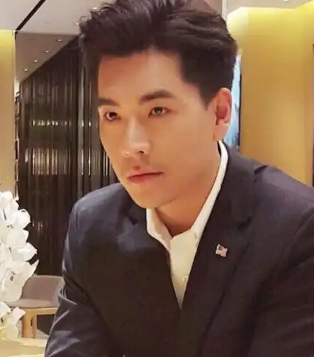 图王传一微博晒自拍帅气尽显吃货本色