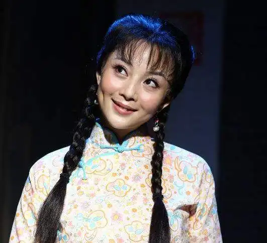 话剧是最锻炼演员的,能在话剧舞台上出彩,在影视剧表演上一定会加分.