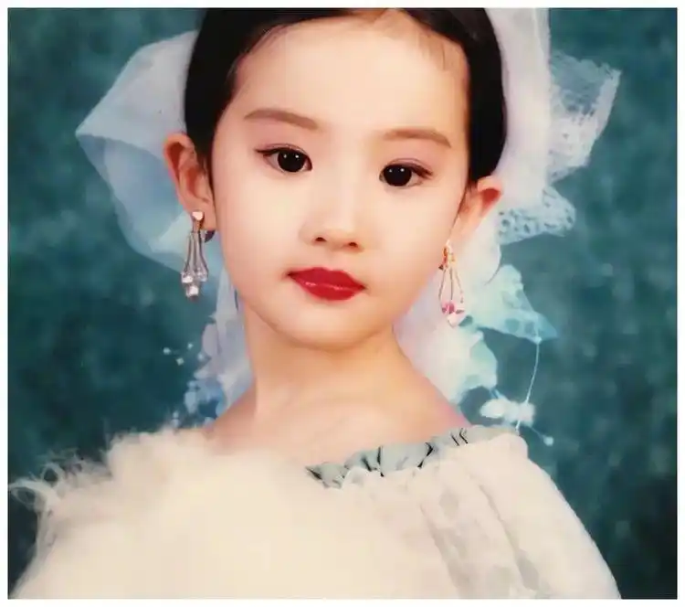 明星童年照王一博太可爱热巴从小美到大沈腾从小就搞笑