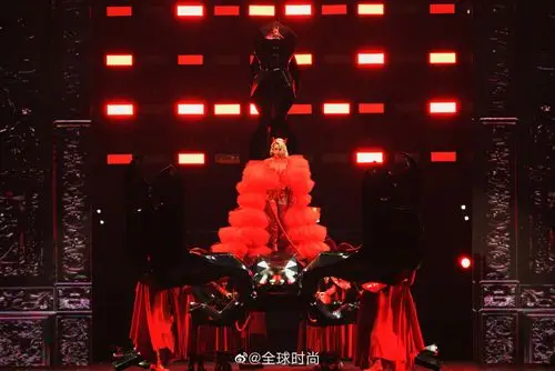 演唱会造型,红色透视皮衣短裤造型惊艳亮相,全红舞台造型更是带来超强