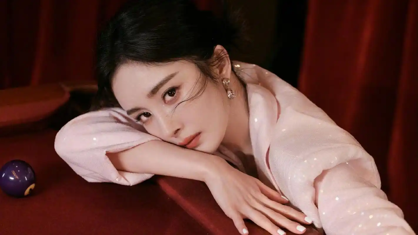 杨幂粉色亮片西装