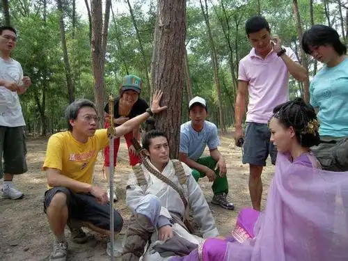 古装剧片场玩穿越 太欢乐了