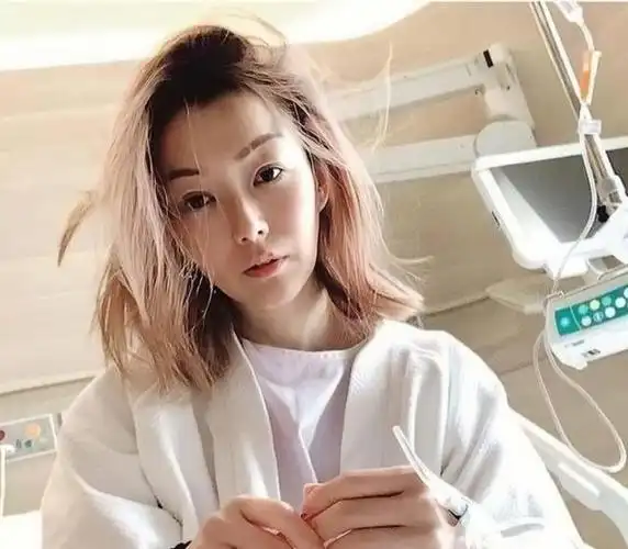 香港天后郑秀文晒刮痧照,脖子和背部呈深红色,健康状况惹人担忧