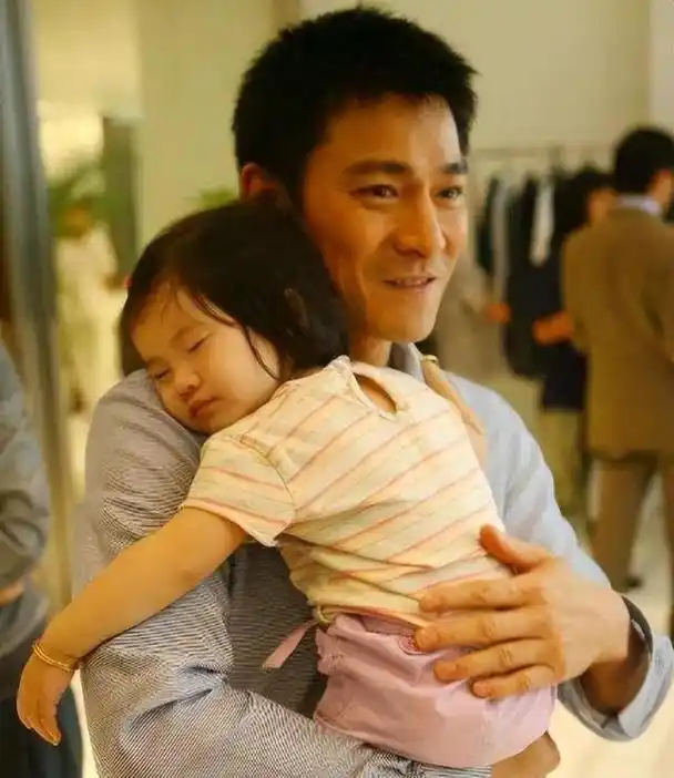 但有记者拍到一家三口的照片,照片中刘德华和妻子特别恩爱,对女儿也