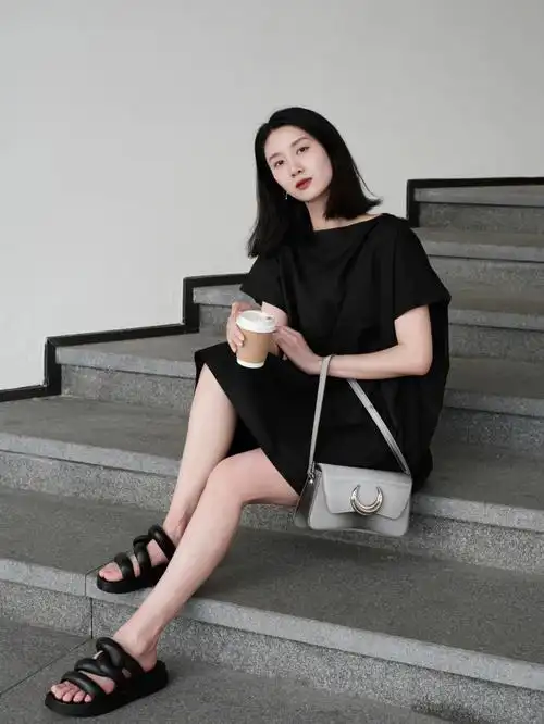 鞋中底厚实 自带增高效果,入手的经典黑色 时髦又百搭上脚绵软轻盈