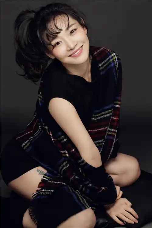 王维维笑容治愈 苹果辫展少女感