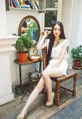 36岁的郭碧婷衣品真好,身穿白色西装配灰色高跟鞋,尽显女性魅力