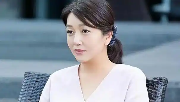 回顾靳东:与离过婚的江珊同居5年,为何又转身娶了二婚的李佳