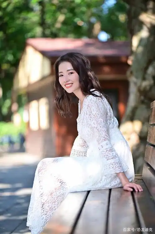 穿白色蕾丝长裙的台湾姑娘,甜美迷人的笑容,让人一见倾心