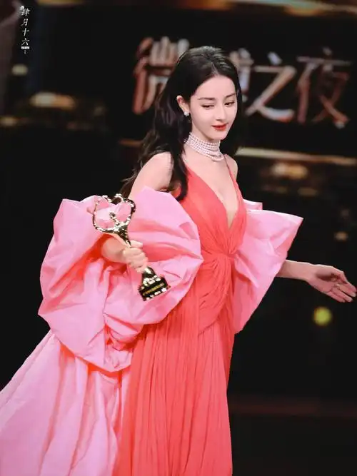 迪丽热巴去年微博之夜造型 96 "粉红玛丽猫"    #微博之夜女星红毯