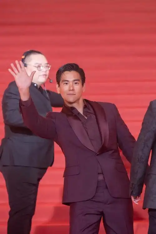 彭于晏,装酷.佟丽娅,端庄大方."沈马组合"亮相