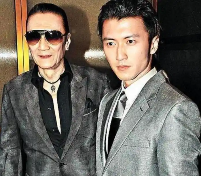 狄波拉当老公面亲吻前夫谢贤谢霆锋父母的爱情故事太抓马