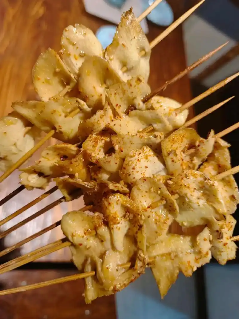 碳烤板筋,精选板筋中段用高压锅中放入调料压熟,放凉后片成片串 - 抖