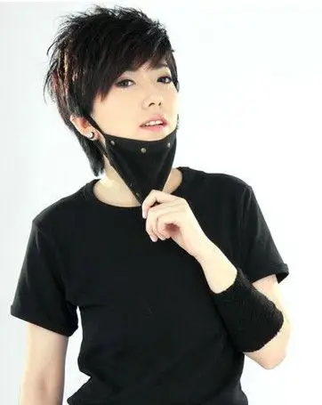 黑色口罩以及护腕营造酷帅的感觉,让原本带这帅气的刘忻更显个人魅力