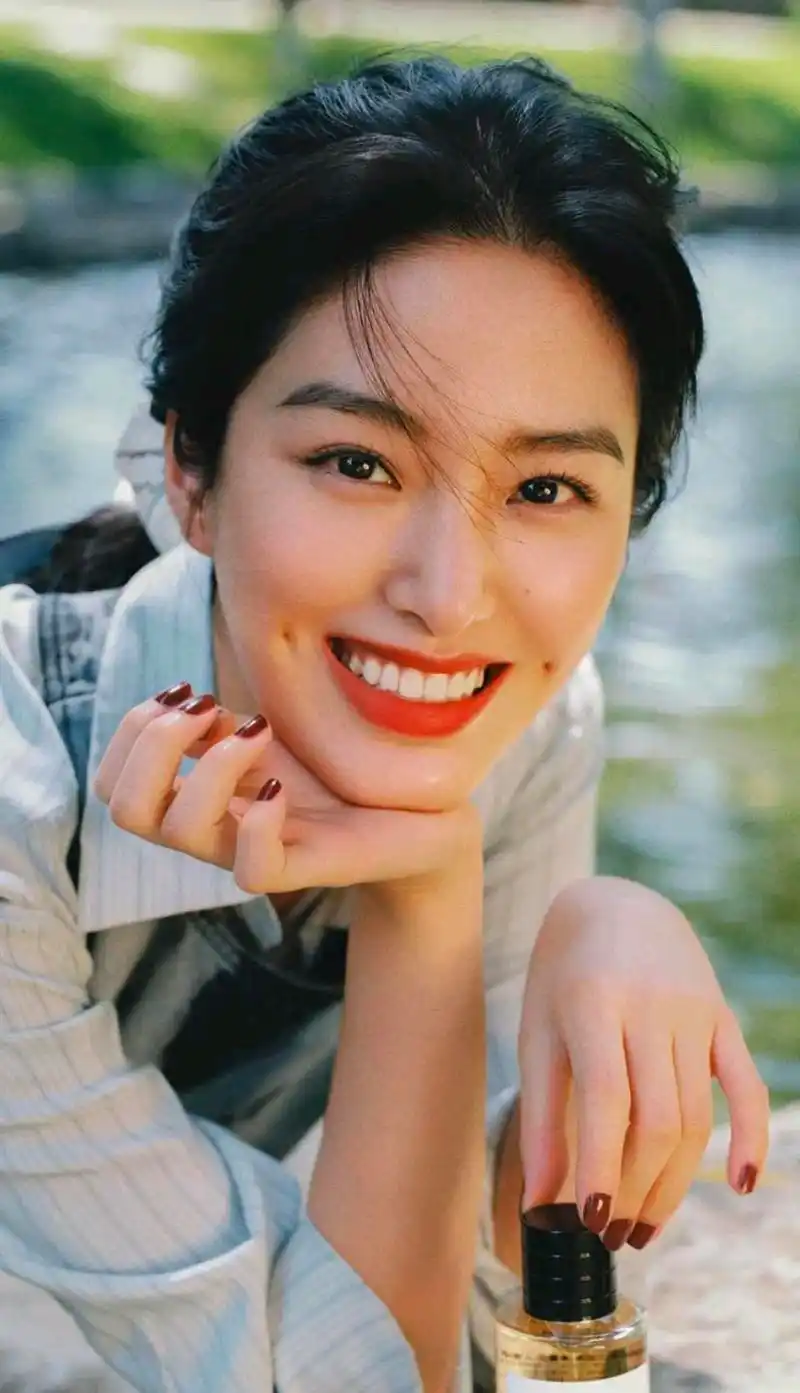 酒窝美女杨采钰