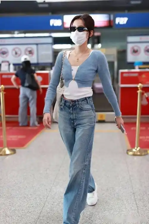 街拍:孙怡蓝色针织开衫 白色背心 阔腿牛仔裤简约随性_机场_北京_孙怡