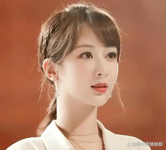 2021年11月15日,杨紫在社交平台发布自己离开的消息.