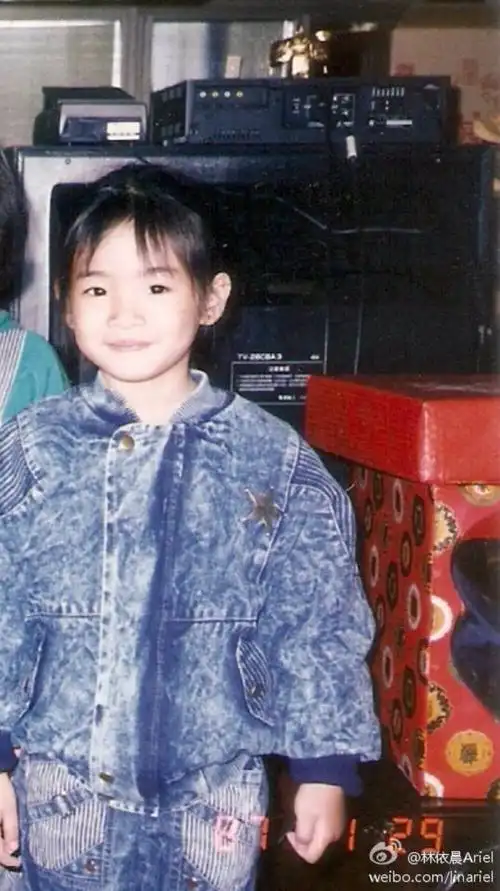 林依晨小时候