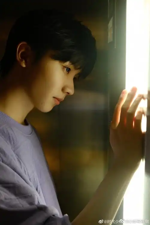 马嘉祺穿应援色卫衣