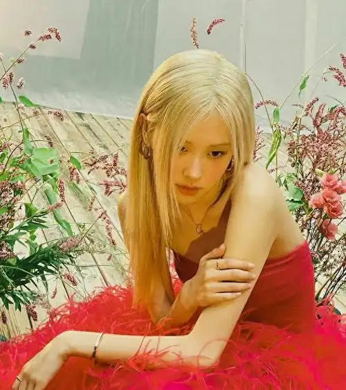 朴彩英最新美照曝光穿芭比粉羽毛裙妩媚勾人小秀香肩风情万种